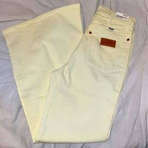 Wrangler Pale Yellow Women’s Wanderer 622 High Rise Flare 27/30